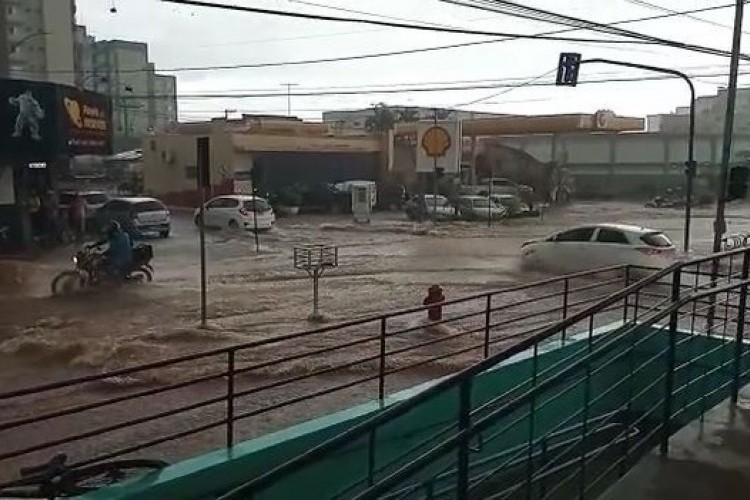 https://radiomodaorioverde.com.br/uploads/news/Patos de Minas registra forte chuva na região central da cidade