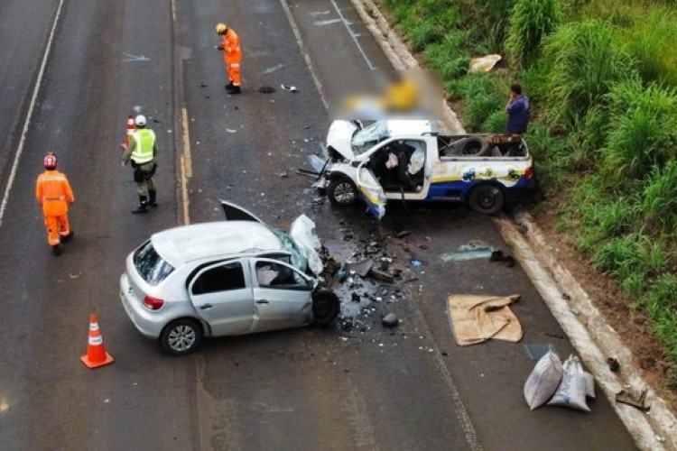 https://radiomodaorioverde.com.br/uploads/news/Colisão entre carros é registrada na BR-452 entre Uberlândia e Santa Juliana