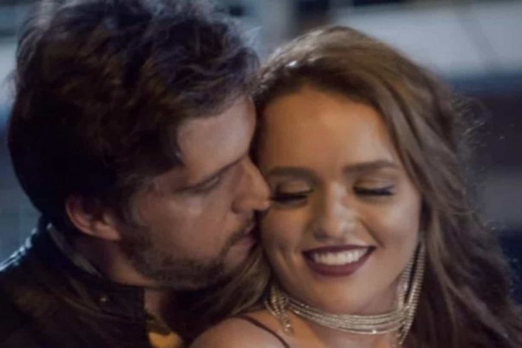 https://radiomodaorioverde.com.br/uploads/news/Rafa Kalimann e Léo Chaves trocam beijos e se casam em clipe do cantor