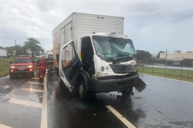 https://radiomodaorioverde.com.br/uploads/news/Acidente entre caminhões interdita trecho da rodovia BR-153 em Rio Preto