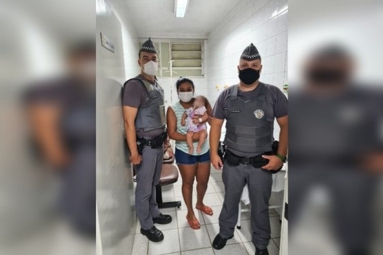 https://radiomodaorioverde.com.br/uploads/news/Policiais resgatam bebê engasgado com leite em Araçatuba - SP