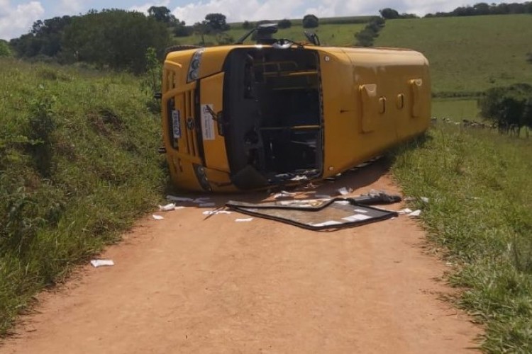 https://radiomodaorioverde.com.br/uploads/news/Pouso Alegre: ônibus escolar tomba na zona rural