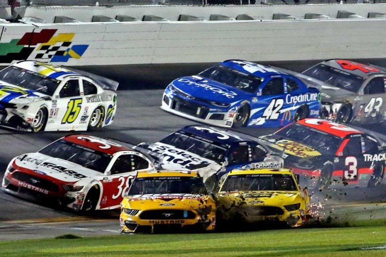 https://radiomodaorioverde.com.br/uploads/news/Capotamento na Nascar deixa piloto em estado grave