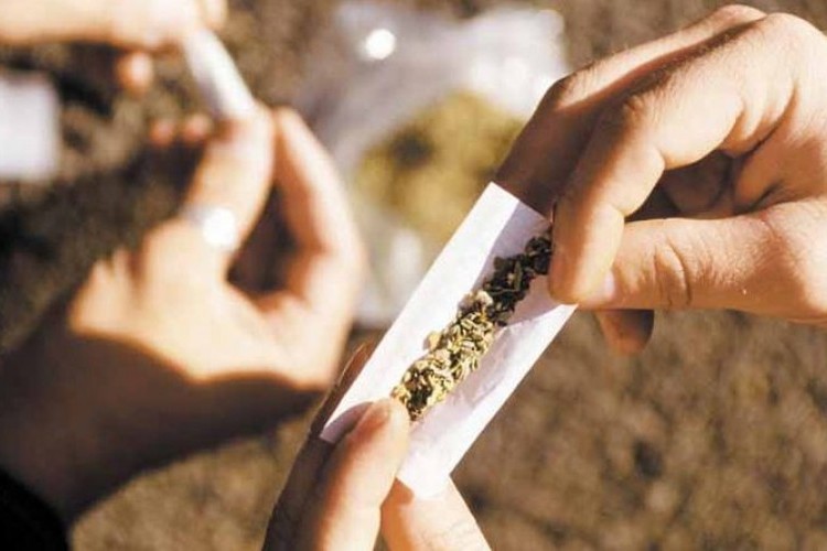 https://radiomodaorioverde.com.br/uploads/news/Homem com passagens por tráfico é flagrado com cigarro de maconha em Itapagipe