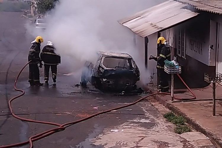 https://radiomodaorioverde.com.br/uploads/news/Carro é incendiado em Uberaba; suspeita é vingança por dívida
