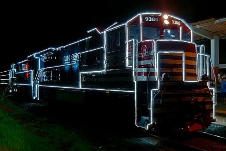 https://radiomodaorioverde.com.br/uploads/news/Trem enfeitado com luzes de Natal chama a atenção de moradores do noroeste paulista