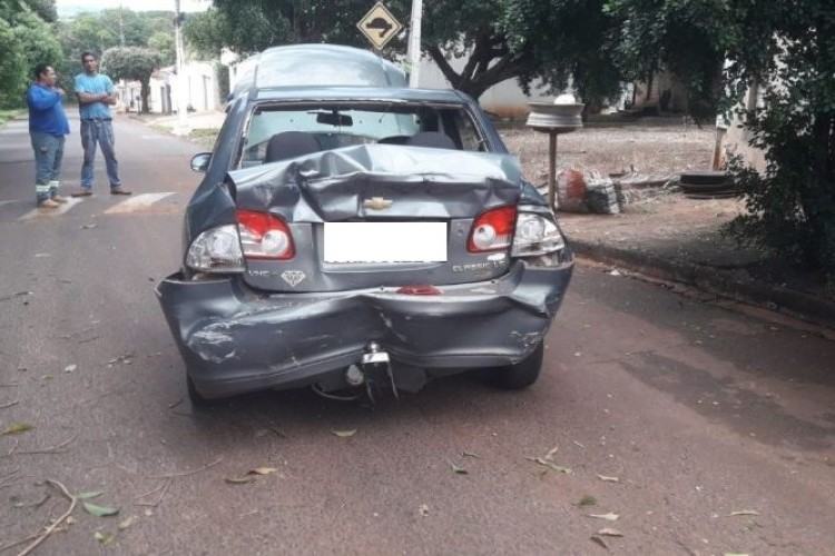 https://radiomodaorioverde.com.br/uploads/news/Carreta perde os freios, atinge carro e derruba árvores em Ituiutaba
