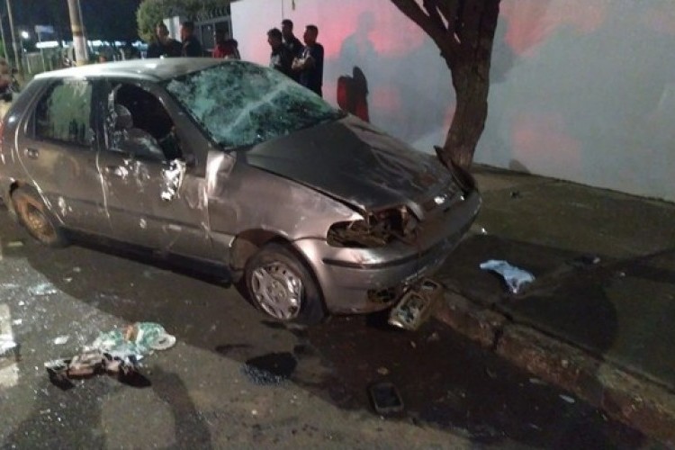 https://radiomodaorioverde.com.br/uploads/news/Carro desgovernado bate em motos, capota e deixa feridos em Uberlândia