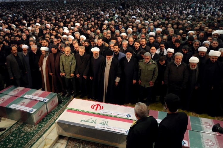 https://radiomodaorioverde.com.br/uploads/news/Ali Khamenei lidera multidão em homenagem a general iraniano em Teerã, no Irã