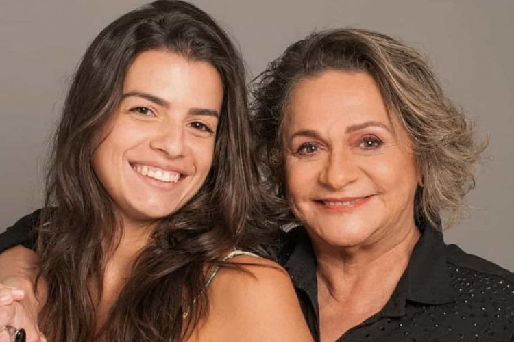 Fafy Siqueira revela namoro com cantora 35 anos mais jovem