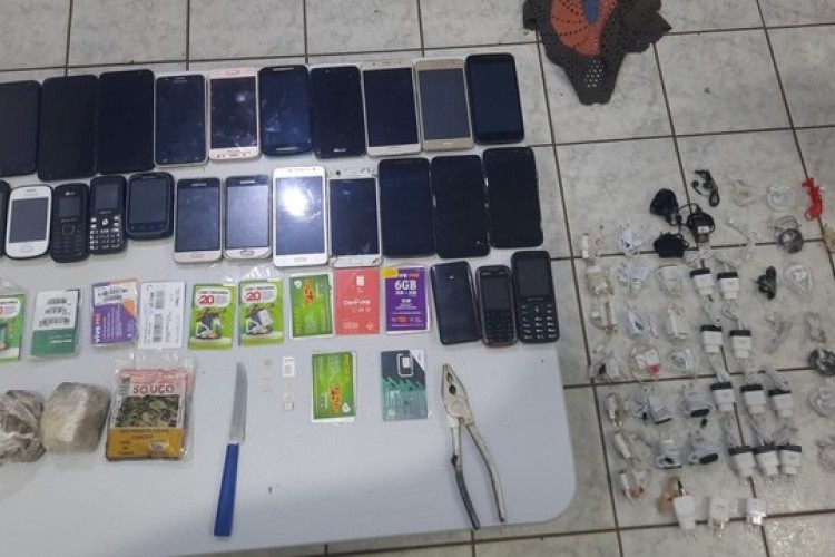 https://radiomodaorioverde.com.br/uploads/news/Dupla joga mais de 20 celulares por cima de laje da Penitenciária de Uberaba