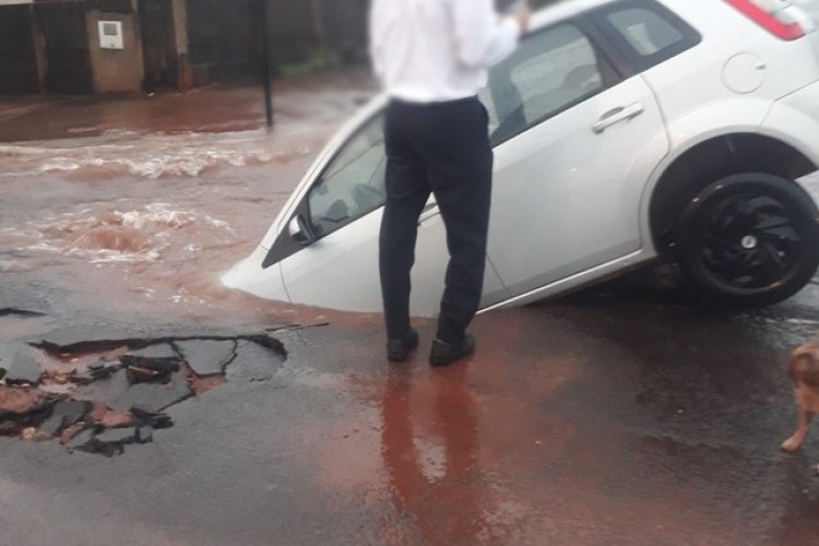 https://radiomodaorioverde.com.br/uploads/news/Carro cai dentro de cratera que se abriu em rua em Ituiutaba; local está interditado