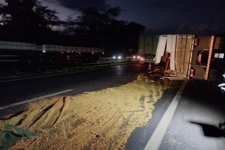 https://radiomodaorioverde.com.br/uploads/news/Carreta carregada com soja tomba e interdita parte da BR-050 em Uberlândia