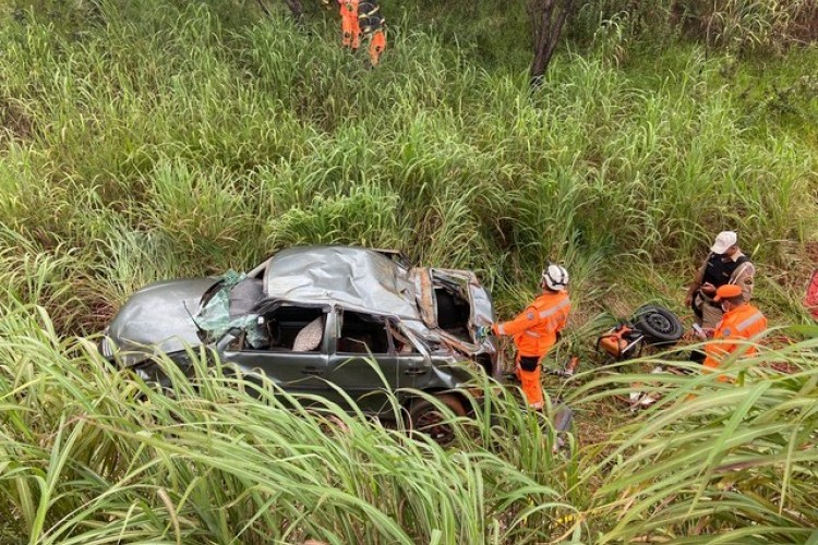 https://radiomodaorioverde.com.br/uploads/news/Passageiro morre após condutora capotar veículo na MGC-452 em Uberlândia